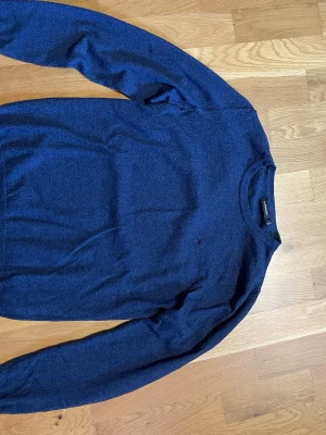 Mörkblå J.lindeberg tröja - Säljer en mörkblå J.Lindeberg stickad tröja i strl M. Inga defekter.