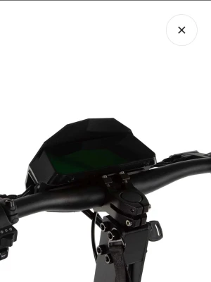 Kukirin - Hej, jag säljer min Kukirin G4. Körsträcka 2 300 km. Den är ny och har tappats en gång. Det finns repor på strålkastaren, men inget på skärmen. Den går bra, inga problem, inget behöver bytas. Den är idealisk för alla som letar efter en bra skoter. Bilderna är inte mina. Om du är intresserad kan jag skicka bilder på skotern i ett privat meddelande.Det finns förhandlingar