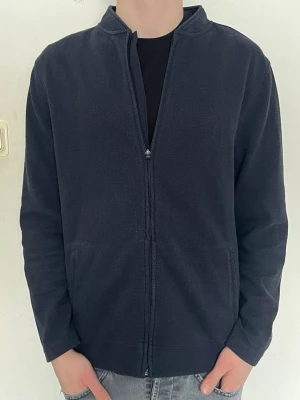 Massimo dutti full zip blå - Riktigt snygg Massimo dutti full zip. Tröjan är i bra skick och storlek XL(Stor på mig). Vid frågor osv bara att skriva🙏🏻