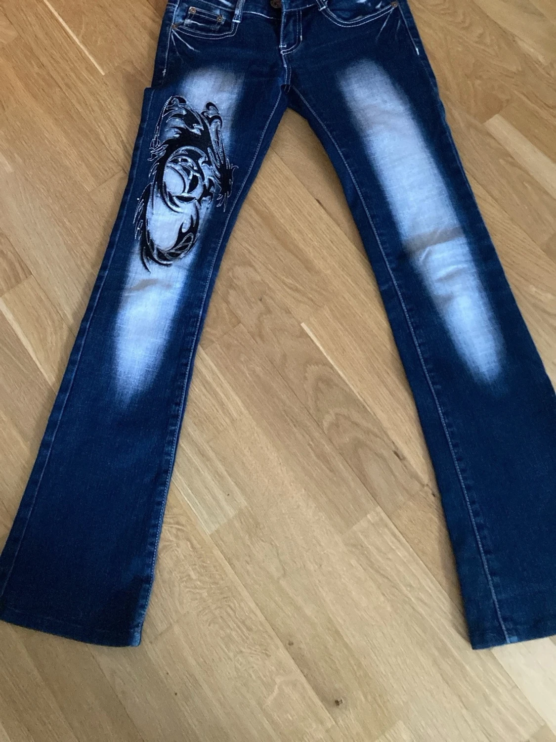 Blå bootcut jeans med fjärilsbrodyr - 2