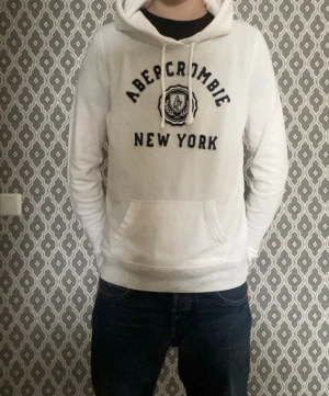 Abercrombie & Fitch hoodie Y2K & Vintage 2000s - Tja, säljer denna otroligt feta Abercrombie & Fitch hoodien som är i mycket bra skick. Storleken är S men sitter mer som XS och passar perfekt för dig som är 165-173 cm lång! Modellen är 170,55 kg. Mitt pris är 699, men kan givetvis diskuteras vid snabb affär! Hör av er vid frågor🙌