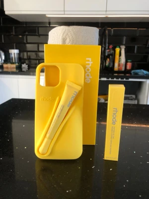 Rhode skal och lipptint - 🎨 Färg: lemontini 📱 Passar: iPhone 13 / 14 / 15 (ej pro, max eller plus) ♻️ Skick: Helt ny – aldrig använd 📦 Skickas samma dag vid köp