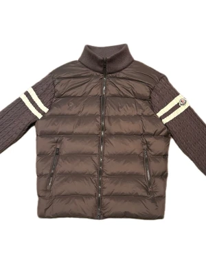 Moncler cardigan  - En grå kabelstickad moncler cardigan i storlek M. Passar perfekt till våren eller hösten när det börjar bli lite kyligare men även på vinter under varmare dagar. Den är i väldigt bra skick. Skriv till mig om du har frågor, vill ha mer bilder eller något annat 