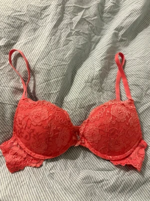 Rosa push up bh  - Från Cubus i storlek 70A! Lappen är tyvärr bortklippt (se sista bilden) Aldrig använd däremot 