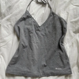 Grå halterneck topp Champion - Grå topp från Champion med halterneck. Skulle säga att den passar S/M. Superfin och i bra skick!