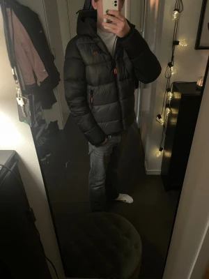 Superdry Jacka - Splitterny skön jacka ifrån Superdry - Storlek: S/M - Skick: 10/10 - Nypris: 2000kr - Mitt pris: 799kr - DM vid frågor & funderingar! 👍🏻