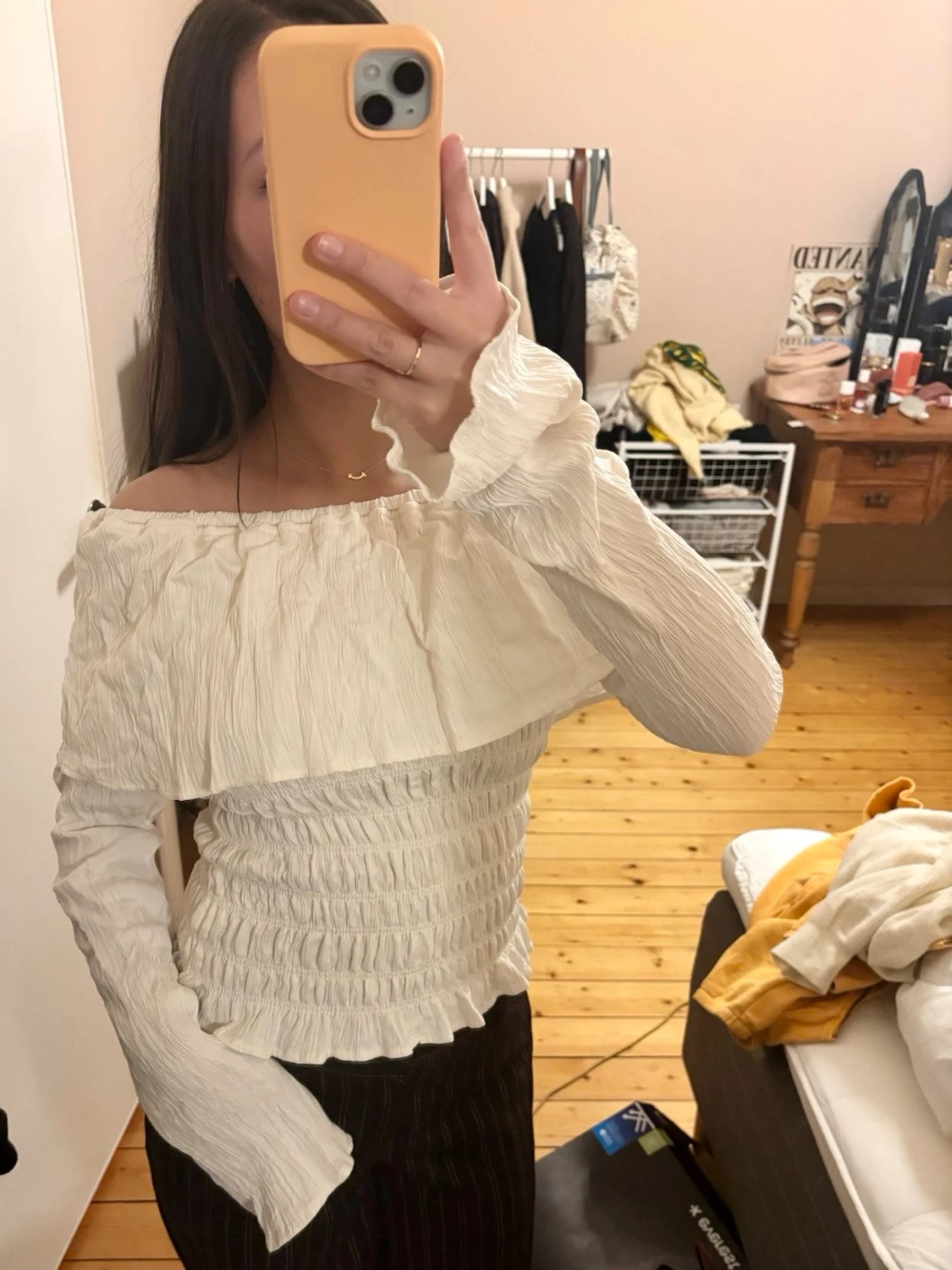 Offshoulder vit blus med volang