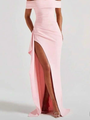 Långklänning  - En helt oanvänd snygg klänning som passar perfekt till bal eller andra festligheter, skriv om ni vill ha bilder när jag har på mig den🥰