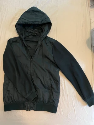 Massimo Dutti Cardigan - Säljer denna riktigt feta cardigan, den är sparsamt använd. Den passar till det mesta och är väldigt varm då den är tillverkad av bomull, nypris var runt 3000kr🙌