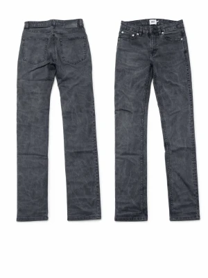 Grå raka jeans från 10D - Säljer ett par grå jeans från 10D med rak passform och klassisk femficksdesign. Jeansen har normal midja och subtil tvättad look som ger en avslappnad vibe. Perfekta för dig som gillar stilrena och tidlösa jeans. För men