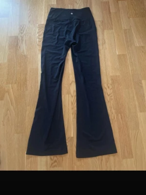 Lululemon Groove Nulu high rise  - Säljer mina Lululemon flare pants i storlek 6 (motsvarar ca 36). Bekvämaste tightsen jag haft. Byxorna köptes i oktober och är iprincip oanvänt skick, har använts typ 3 gånger.  De är professionellt uppsydda för att passa mig som är 165 cm lång. Innerbenslängden är cirka 75 cm, vilket motsvarar längden på Lululemons Short-modell av samma byxa. Tror inte att lululemon säljer den korta modellen i svart längre, men som sagt är dessa uppsydda för att vara som short modellen. Skriv om du undrar något