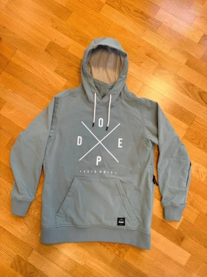 Skidjacka snowboardjacka från Dope - Säljer en jättesnygg snowboard/skidjacka, i modellen Yeti, från Dope. Storlek S I vattentätt softshellmaterial och fodrad i mjuk fleece. Stor ficka framtill, ventillationsdragkedjor och liftkortsficka. Endast använd ett fåtal gånger, så i superfint skick!