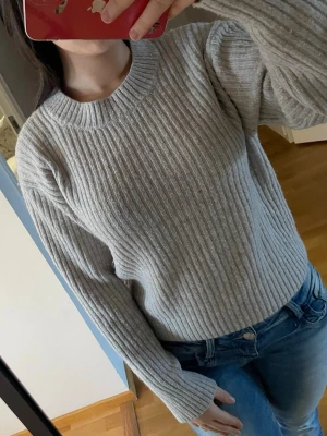 Beige stickad tröja från H&M - Beige stickad tröja från Hm storlek Xs