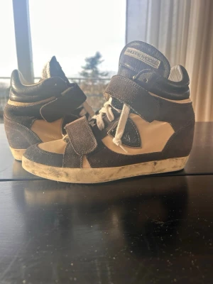 Philippe modell sneakers med klack storlek 39 - Snygga högklackade sneakers från Philippe modell som liknar isabell marant. Storlek 39. Köpta på Vinted nya. Här används max 2 gånger. 