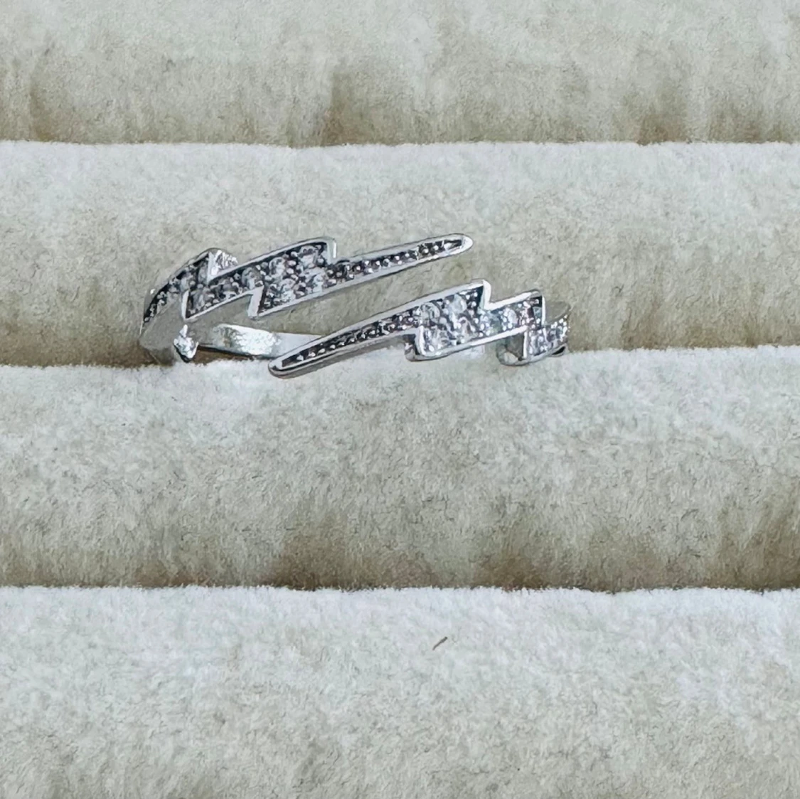 Silverfärgad blixtformad ring