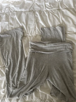 Grå yogapants - Grå yogapants från lager157 i storlek M, väldigt litet hål baktill men går säkert att laga. Annars bra skick. 