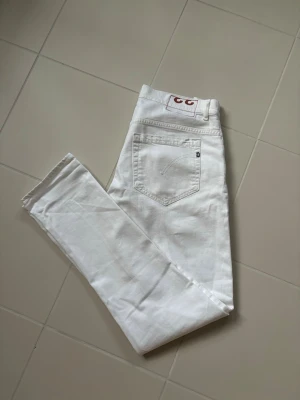 Jeans  - Helt nya jättefina populära dondup George jeans i storlek w33 (midjemått på 86 cm). Toppenskick och inga hål eller fläckar!