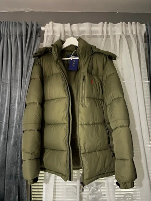 Ralph Lauren jacka - Snygg olivgrön pufferjacka från Polo Ralph Lauren! Passar i både storlek M och L