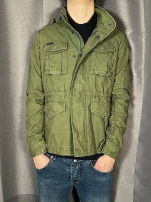 Superdry fieldjacket  - Snygg fieldjacket från Superdry ! Mycket gott skick och inga defekter! Kontakta mig vid minsta fråga! Pris kan diskuteras! //Nils- storlek 40 eu= xs