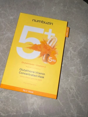 Ansiktsmask Numbuzin  - Numbuzin Glutathione Vitamin Concentrated Mask No.5 är en ansiktsmask med glutathion och vitamin C som hjälper till att ge huden lyster och jämnare ton. Förpackningen är gul och orange med tydlig märkning och information på både engelska och koreanska.