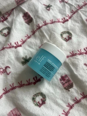 e.l.f. Holy Hydration Makeup Melting Balm - Smidig blå burk med vit lock från e.l.f. Holy Hydration-serien. Makeup Melting Cleansing Balm är en mjuk balm som smälter bort smink och rengör huden effektivt. Innehåller hyaluronsyra och är perfekt för att ta bort makeup på ett skonsamt sätt. Använd några gånger så ni ser hur mycket produkt som är kvar, skulle säga jag testade den kanske 5 kvällar! 