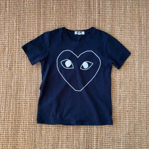 Cdg t shirt - Cdg t shirt i bra skick andvänd några gånger. Storleken är L men Cdg har väldigt små storlekar så det blir en S!