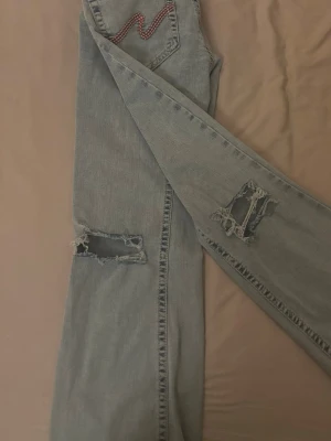 Nelly jeans med hål - Säljer mina jenas från Nelly som har rosa detaljer på fickorna och med hål fram. Hör av er om ni vill ha fler bilder eller om ni har några  frågor och funderingar😌