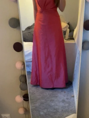 Rosa balklänning  - Mest för att kolla intresse och vad någon skulle vilja betala för den, därav det höga priset.  Köpt second hand men bara använt en gång av mig. Hittar inte storleken med tror S. Jättefin till balen om man vill känna sig som en prinsessa 