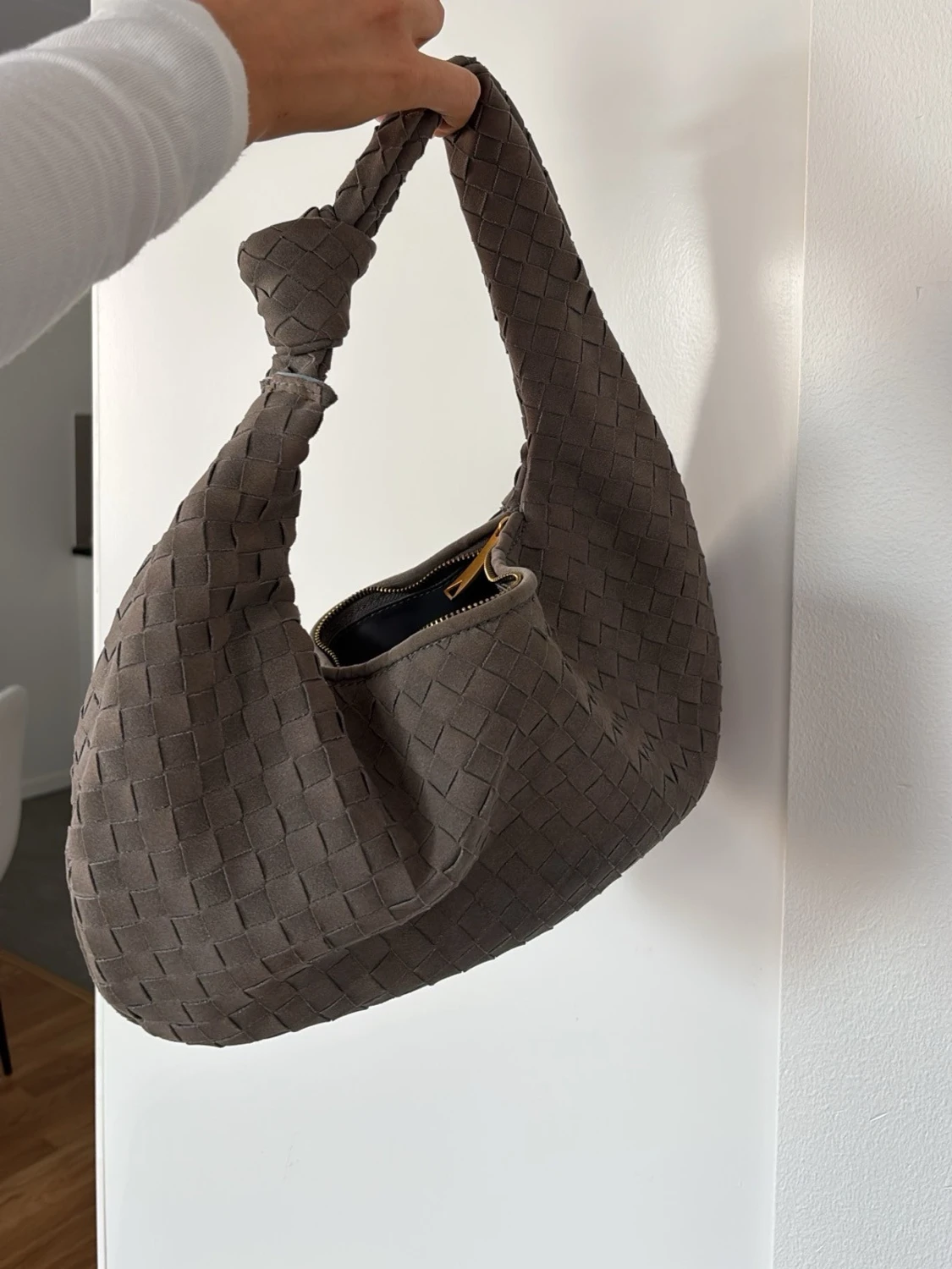 Flätad grå axelväska med knut