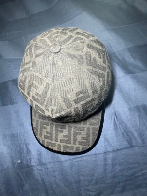 Grå Fendi keps med FF-mönster - Svart fendi keps med FF monogram mönster, använts ett fåtal gånger