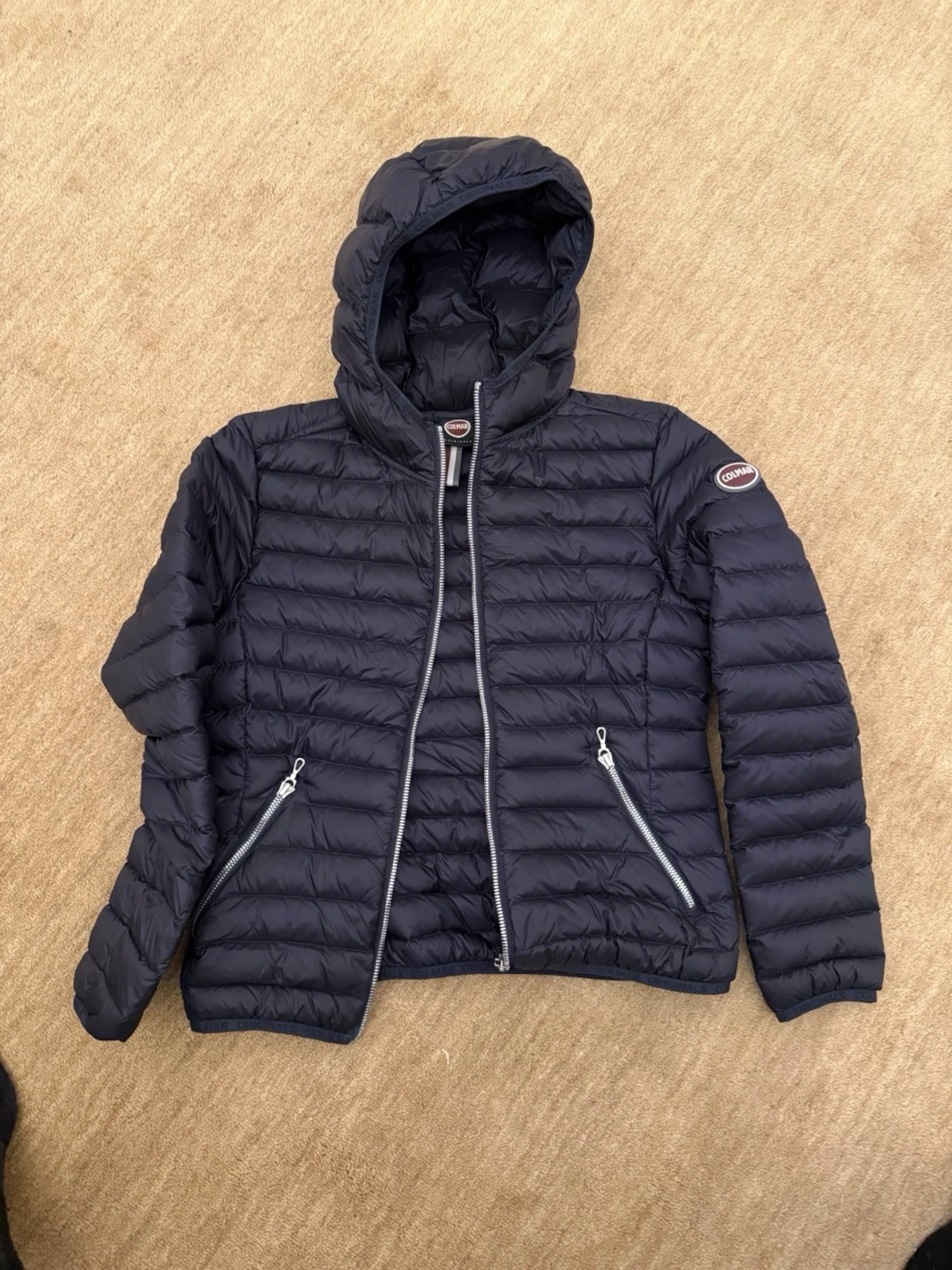 Svart dunjacka med huva från Colmar