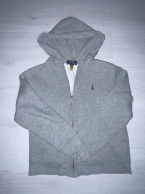 Ralph lauren hoodie - En grå Ralph lauren hoodie i storlek XS, ingen defekt som jag har sett iallafall. Pris går att diskutera.