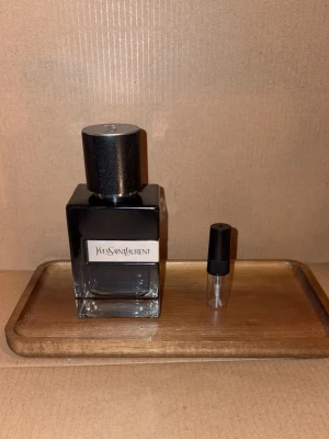 2ml YSL Y EDP sample - 2ml sample av YSL Y EDP, 10% rabatt på bundles, vid köp över 99kr ingår en gratis 2 ml sample 