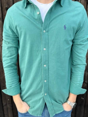 Grön Ralph Lauren skjorta - Nu har vi fått in en Grön Ralph Lauren skjorta i storlek M skicket är extremt bra 9/10. Pris 299kr men kan gå ner vid snabb och smidig affär som alltid😊✅📦// Studio II Resell