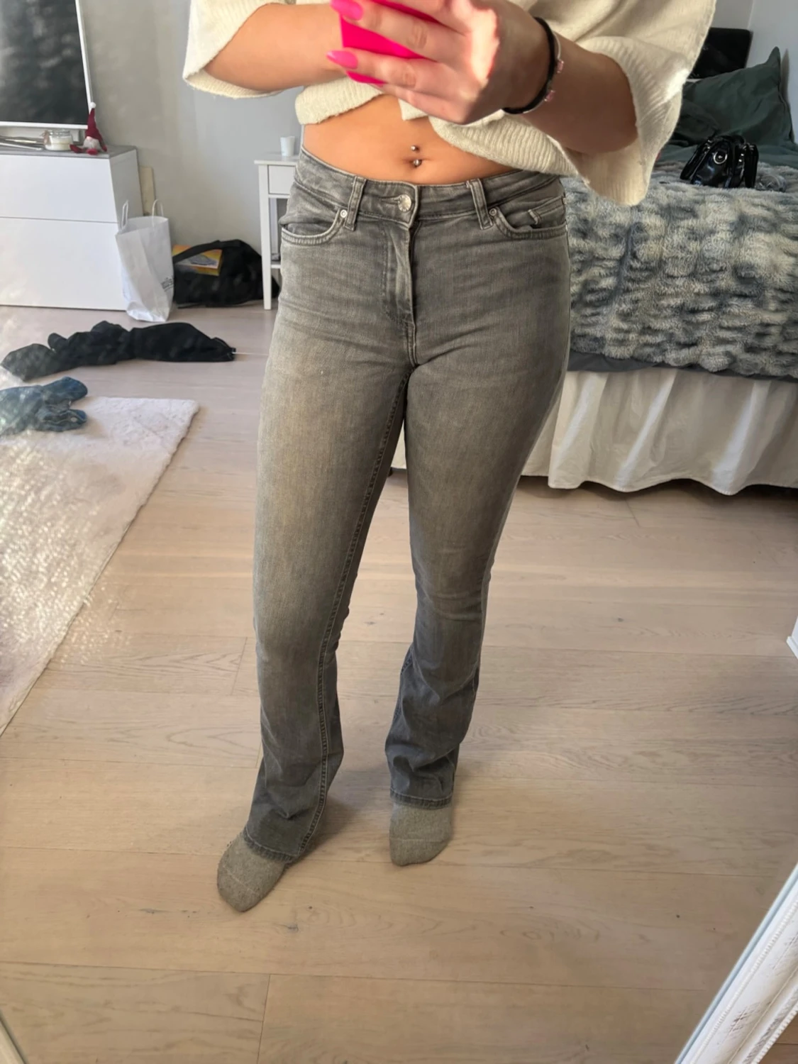 Högmidjade gråa jeans