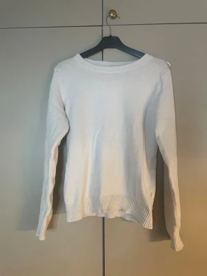 Vit stickad tröja från Vila XS - Snygg vit stickad tröja från Vila i storlek XS. Tröjan har rund hals, ribbade muddar vid ärmslut och nederkant samt långärmad passform. Perfekt för lager-på-lager och enkel att matcha med jeans eller kjol.