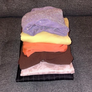 5 klänningar  - Klädpaket med 6 klänningar varav två har prislappen kvar. Den svarta (understa) är såld. Skriv för fler bilder 