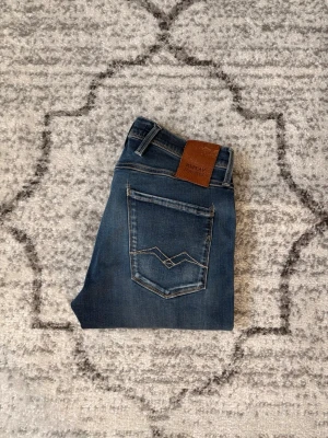 Replay anbass  - Säljer ett par riktigt sköna Replay anbass hyperflex, dessa jeans är i riktigt gott skick men nån defekt på grenen (väldigt väldigt liten) jeansen är storlek 29/32 och ligger på 399kr!