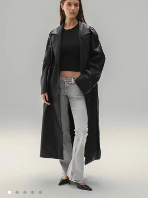 Ljusgråa bootcut jeans Gina Tricot - Säljer ett par helt nya ljusgrå bootcut jeans från Gina Tricot. Jeansen är i storlek 34. Prislapp finns kvar på jeansen. Jeansen har låg midja. Modellen heter ”Ultra low bootcut jeans” Nypris 499kr