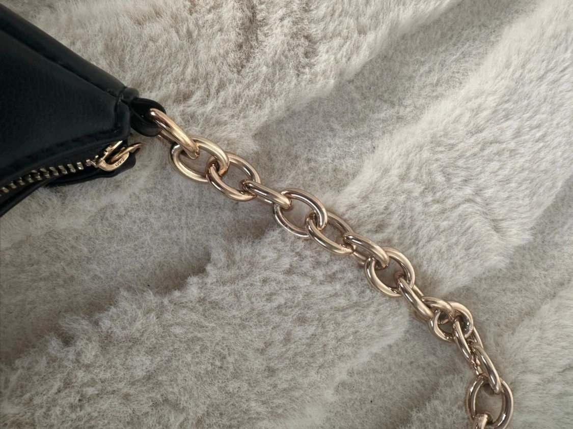 Svart axelväska med guldkedja - 2