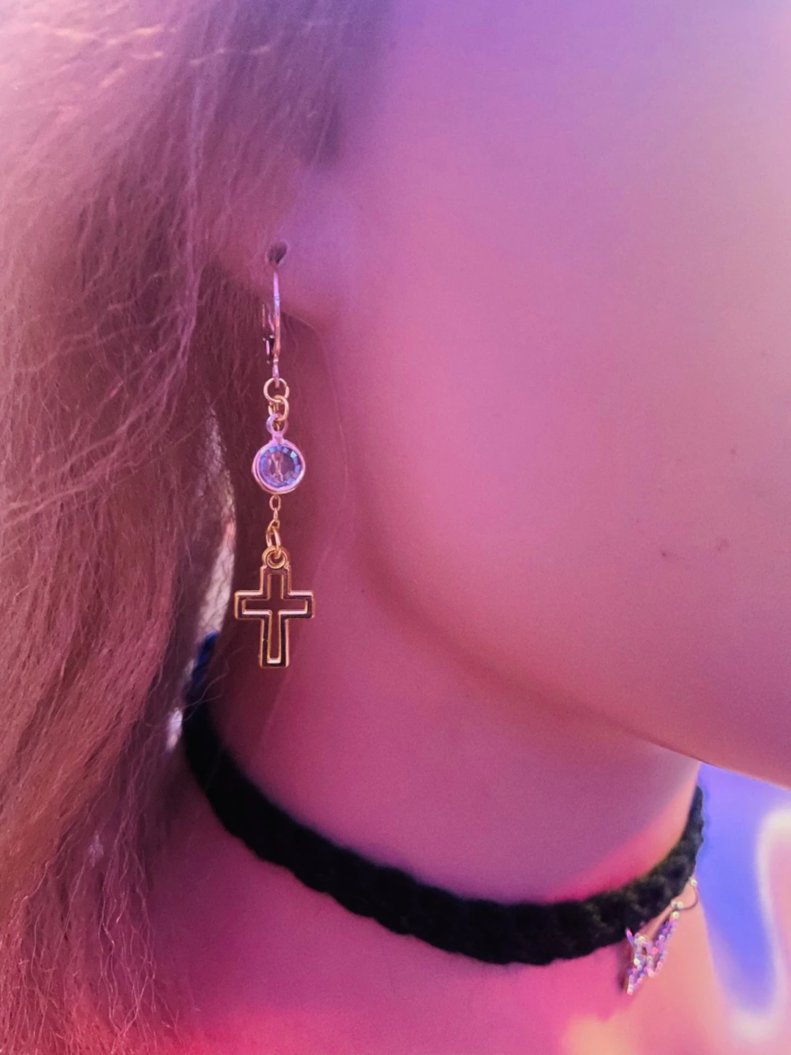 By prisförslag- 1 st Guldig örhänge med kors och sten - 2