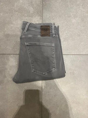 Replay anbass - Tjena, säljer nu dessa riktigt snygga Replay anbass i Stl W31 L32 . Dom är i riktigt bra skick. Nypris 1600✅Vid minsta funderingar så är det bara att höra av sig//Allt gott