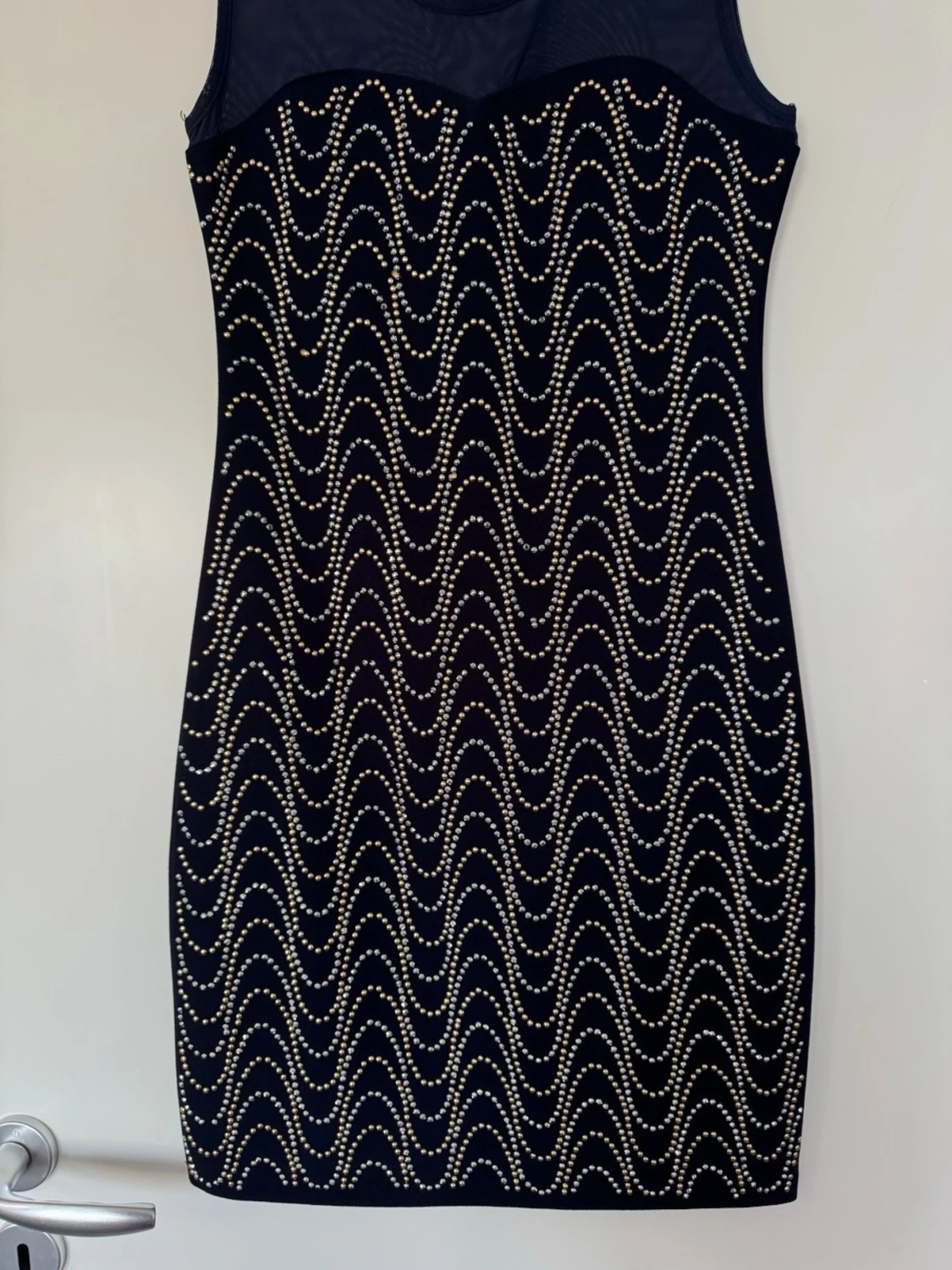 Svart kort klänning med pärldetaljer