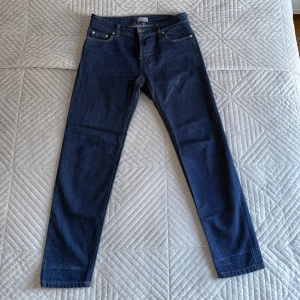 Mörkblå jeans från Filippa K, 30/32 - Snygga mörkblå jeans från Filippa K i modellen M.Byron Blue Wash Selvage Som nya! 9/10! .