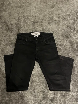 Svarta jeans från Jacob Cohen - Säljer ett par svarta jeans från Jacob Cohen - nypris 5000kr - skick är mycket bra - säljs för 1199kr