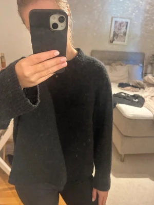 Svart stickad tröja  - Mysig svart stickad tröja som inte används, sitter som s❣️