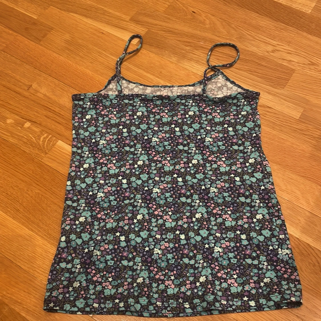 Blommig ribbad linnetopp med rosett - 1