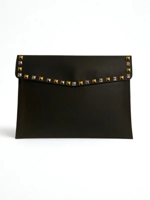 Datorfodral med guld och silver nitar i läder imitation  - Rea - endast 199 kr (ord. pris 249 kr)! Stilrent datorfodral tillverkat av veganskt läder i vattentätt material. Fodralet stängs med knapp. Fodralet skyddar din dator effektivt samtidigt som det ger din outfit en extra touch. ⚜️Storlek: 34 × 25 cm – passar svarta HP Chromebooks och andra datorer i liknande storlek. Leverans 1-3 arbetsdagar 📦