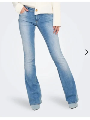 Ljusblå ONLY  bootcut jeans - Säljer dessa populära only jeansen💕I 32/xs