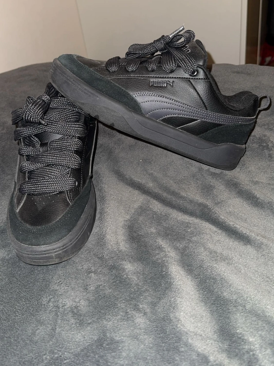 Svarta Puma sneakers i skinn och mocka - 1